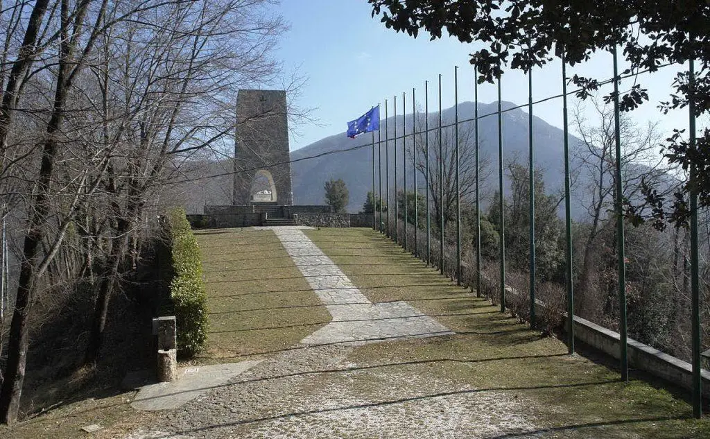 Il monumento dedicato alle vittime