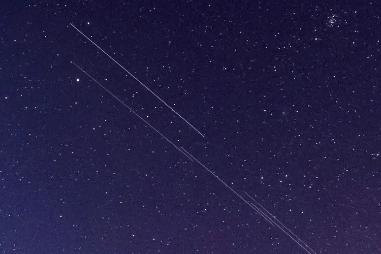 Satelliti Starlink nel cielo notturno (foto Ansa)