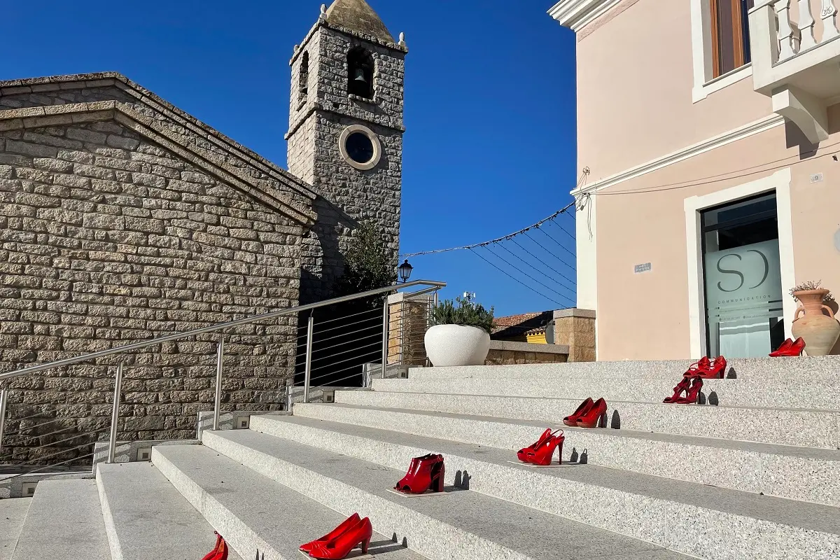 Arzachena, scarpette rosse in Piazza Risorgimento (foto Comune di Arzachena)