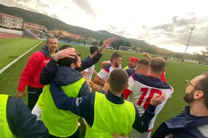 Un momento di esultanza dei giocatori del Castelsardo (foto Argentino Tellini)