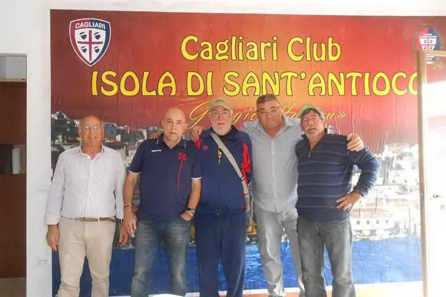 Il direttivo del Cagliari Club Sant'Antioco (foto Valentina Caruso)
