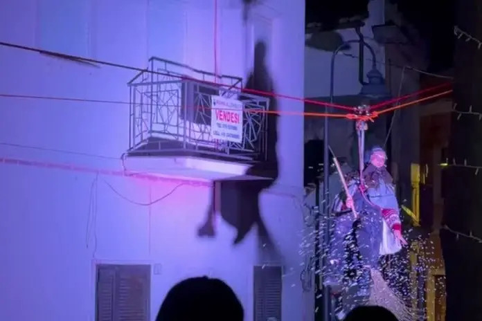 Teulada, la Befana si cala dall'alto verso la piazza: dolci e doni per tutti i bambini