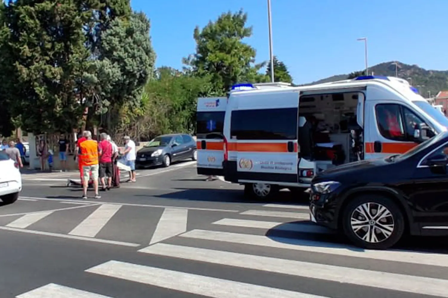 L'ambulanza e i soccorsi alla donna investita a Carbonia (foto Fabio Murru)