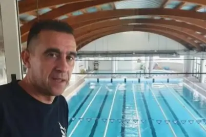 Danilo Masala nella piscina di Macomer