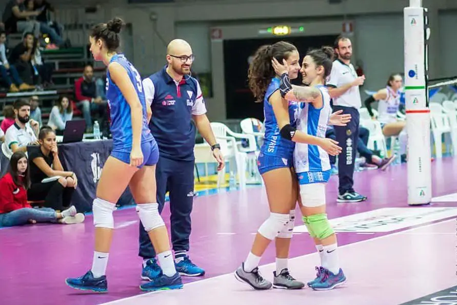 Il coach dell'Hermaea Olbia Anile ai cambi (foto Ilenia Giagnoni)