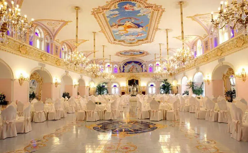 Il salone del castello La Sonrisa, sete della serie &quot;Il boss delle cerimonie&quot; (foto dal sito internet)