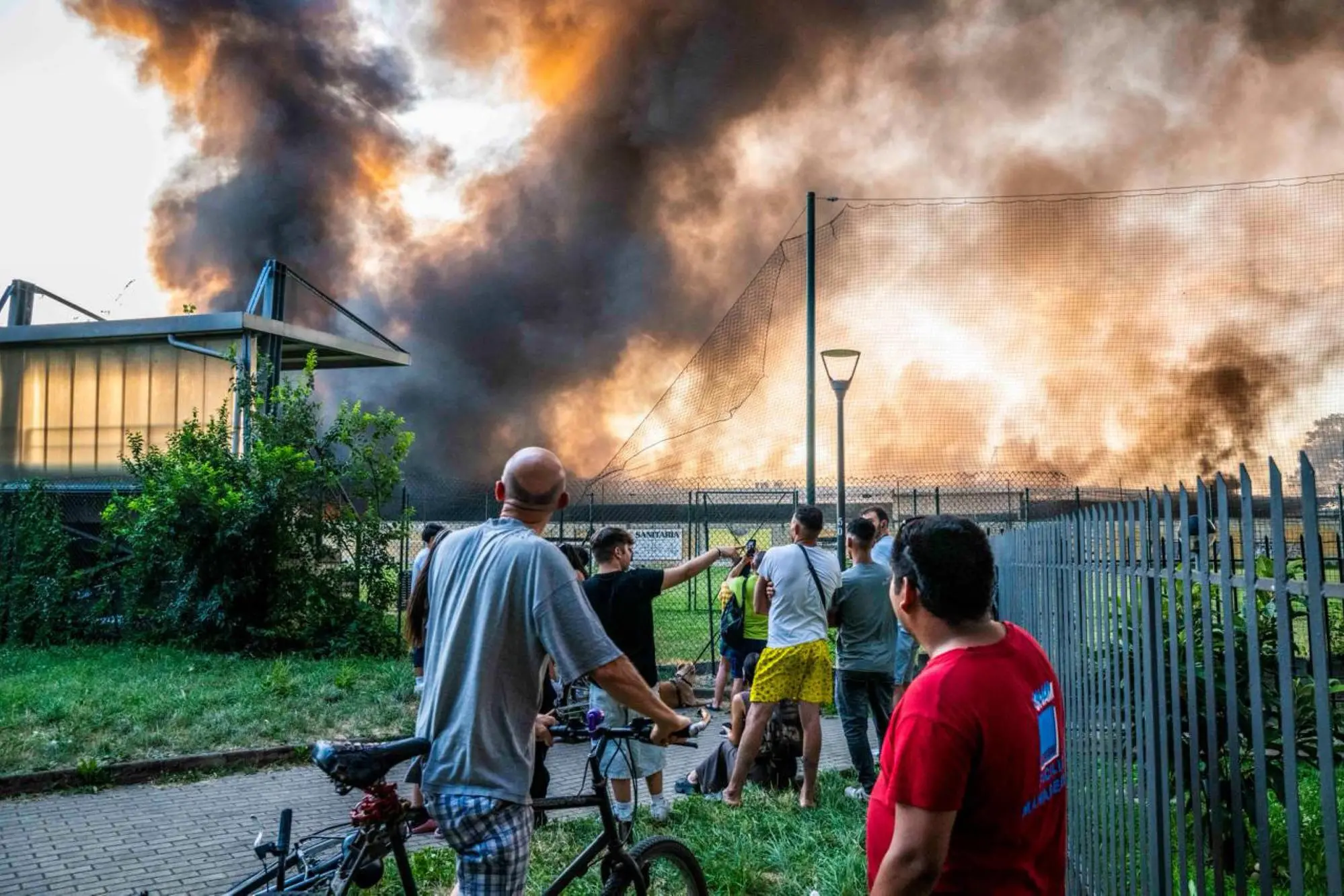 Il maxi rogo a Milano (foto Ansa)