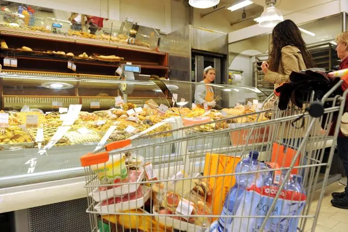 Un carrello della spesa: al supermercato il costo dei prodotti aumenta di mese in mese (archivio US)