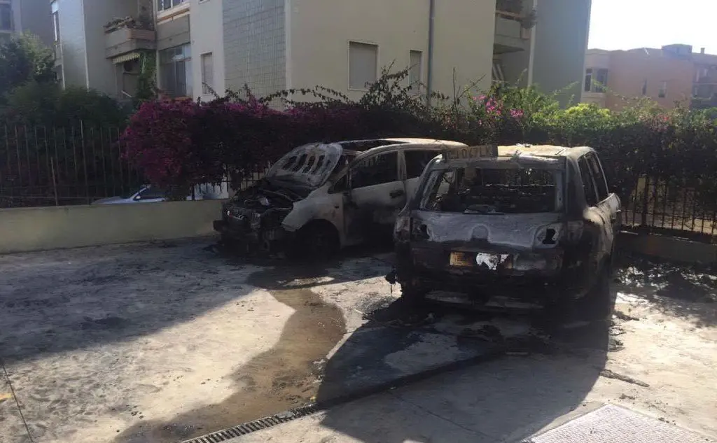 Due delle auto andate a fuoco