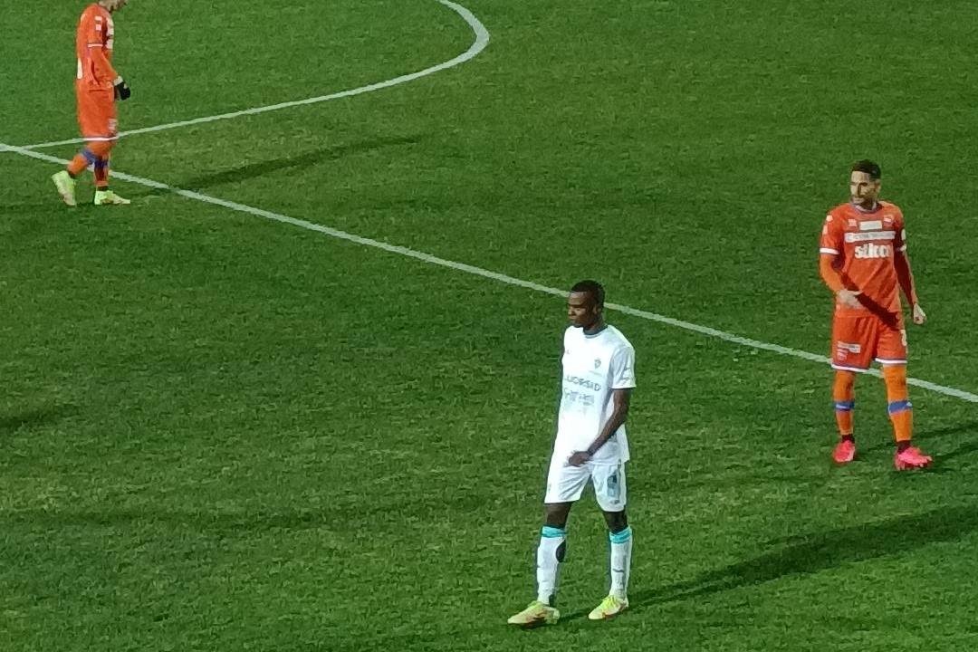 L'attaccante King Udoh con la maglia bianca dell'Olbia (foto Ilenia Giagnoni)