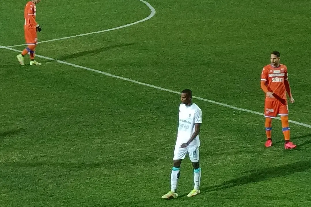 L'attaccante King Udoh con la maglia bianca dell'Olbia (foto Ilenia Giagnoni)