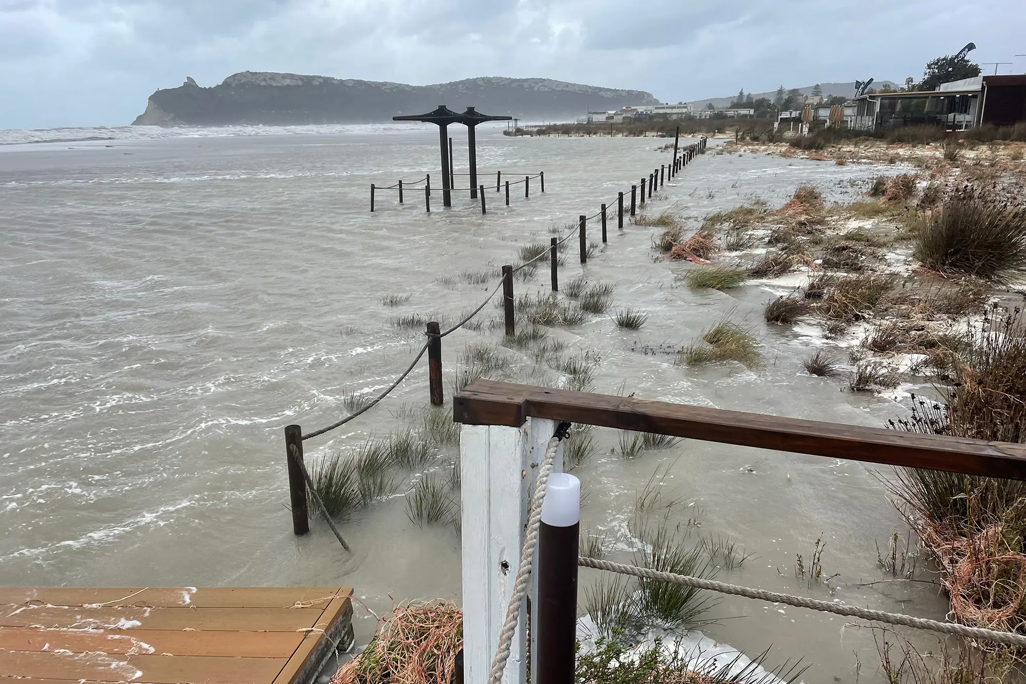Mareggiata di scirocco al Poetto (foto L'Unione Sarda)