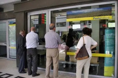 Cagliari Poste Italiane Genneruxi Le persone in attesa  - Simona Arthemalle