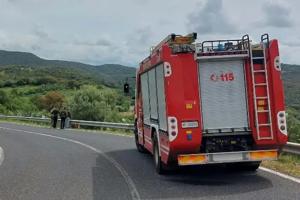 Il recupero del motociclista da parte dei vigili del fuoco