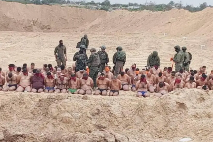 Miliziani prigionieri delle forze israeliane (Ansa)