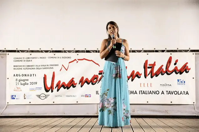 La conduttrice del Festival del Cinema di Tavolara Geppi Cucciari (foto Cinema Tavolara)
