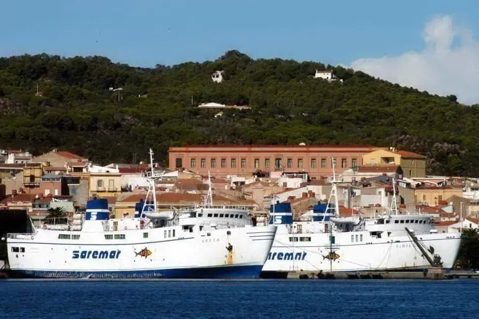 Traghetti fermi in porto a Carloforte