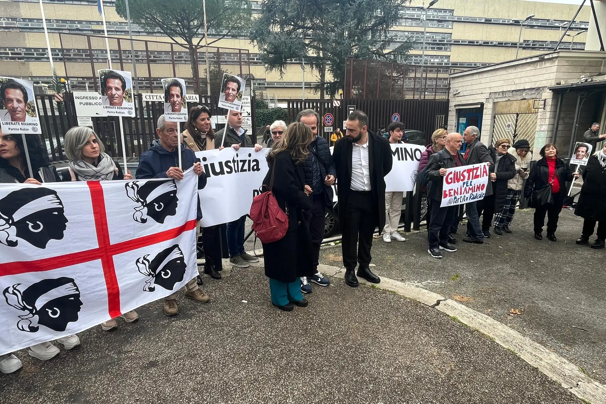 Una delle tante manifestazioni di solidarietà per Beniamino Zuncheddu davanti alla cittadella giudiziaria di Roma