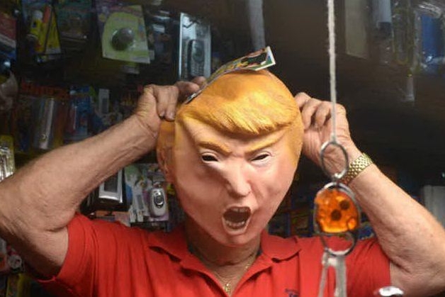 Una maschera di Trump