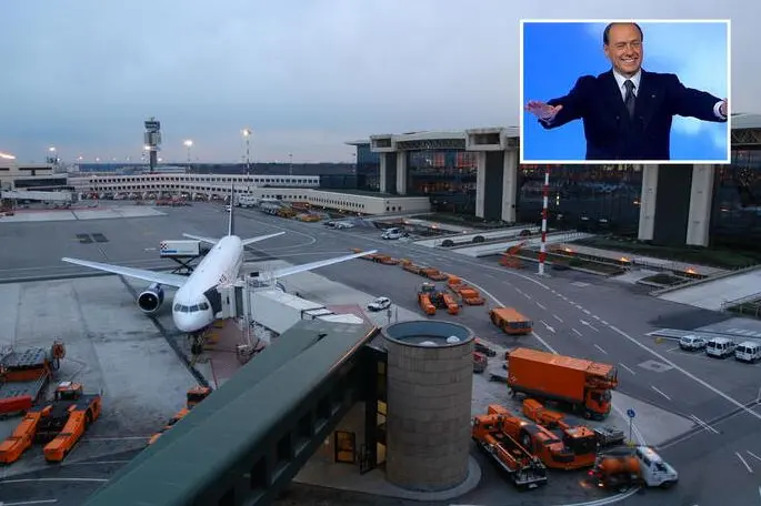 L'aeroporto di Malpensa e, nel riquadro, Silvio Berlusconi (foto Ansa)