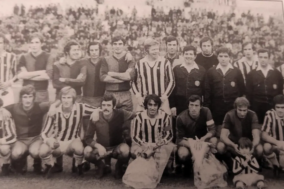 Juventus e Torres a Sassari per l'amichevole del 1972 (foto da &quot;Torres ti amo&quot; di Delunas-Fontanelli)