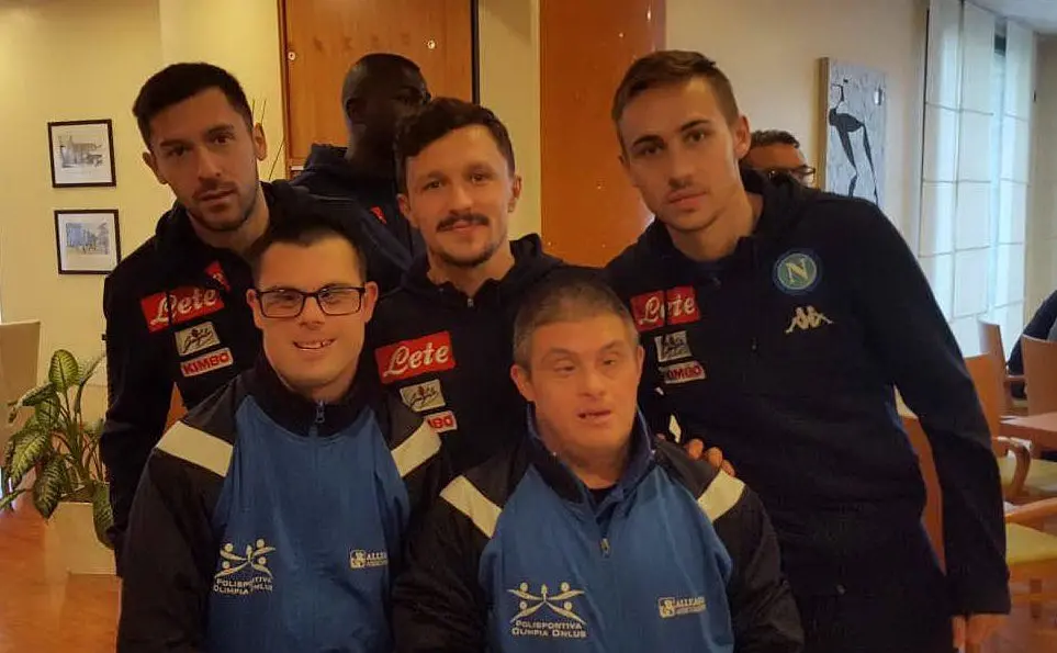 La squadra partenopea è impegnata nel posticipo con il Cagliari