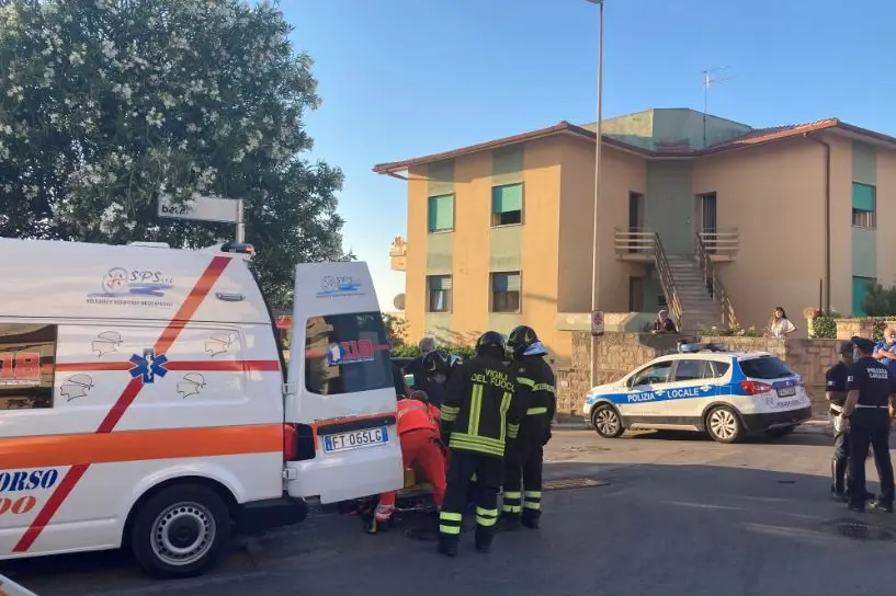 Il trasporto del ferito sull'ambulanza (L'Unione Sarda - Pala)