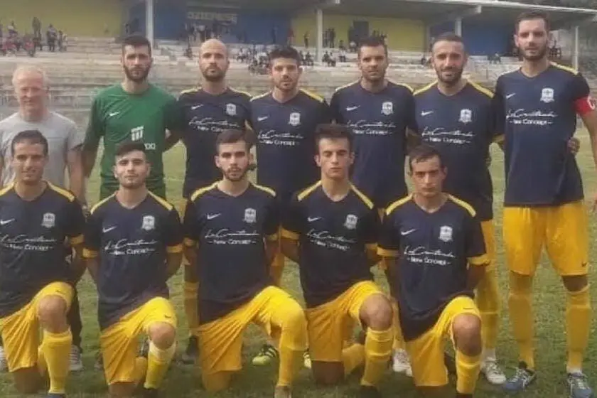 Una formazione dell'Ozierese dello scorso campionato. In alto a sinistra Filippo Fele (L'Unione Sarda - Tellini)