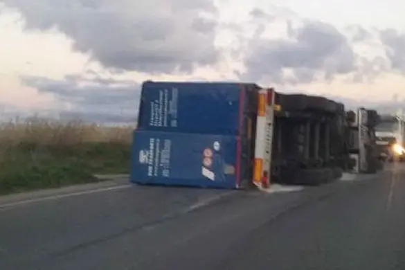 Il tir rovesciato sulla carreggiata