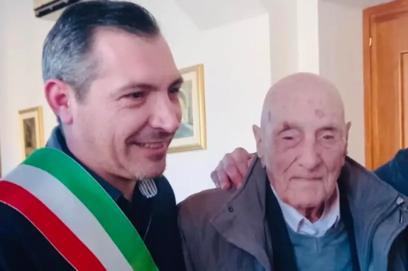 Il sindaco Salvatore Argiolas assieme ad Agostino Ennis due anni fa (Foto concessa)