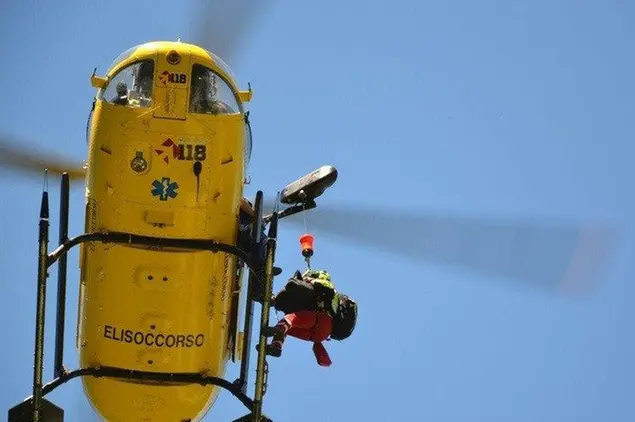 Precipita per oltre 100 metri, muore pastore di 25 anni (foto Ansa)