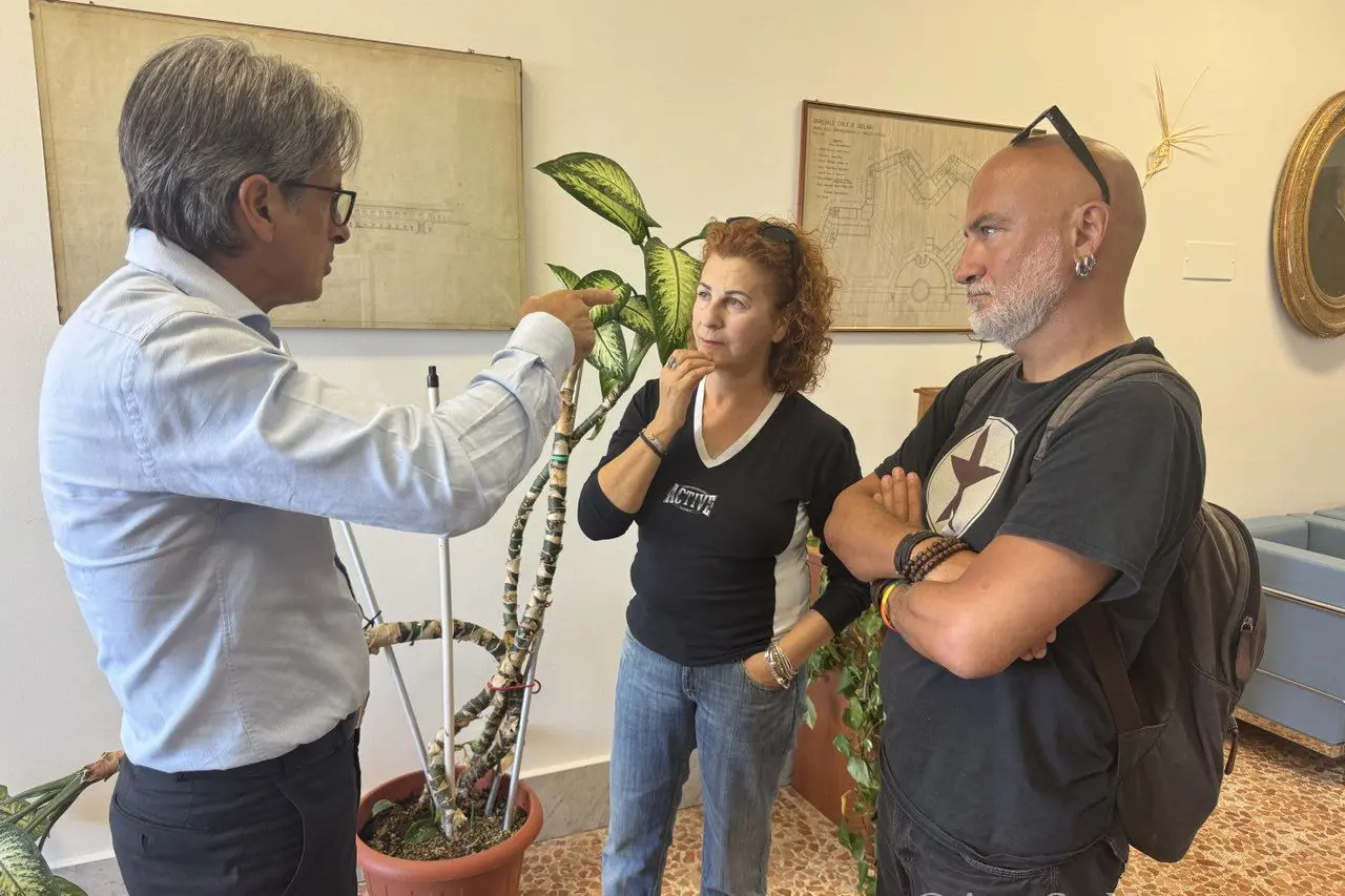 L'incontro tra il commissario dell’Aou di Cagliari, Vincenzo Serra, e la Lila (foto ufficio stampa)