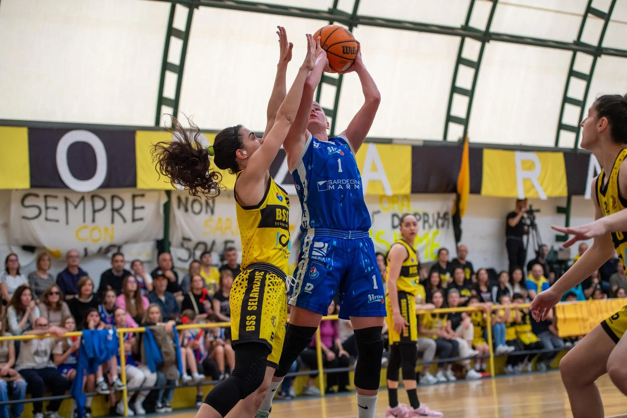 Naczk a canestro durante il derby (foto Cicotto)