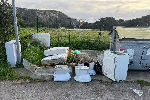 Arzachena. Rifiuti abbandonati a Baja Sardinia (foto Ronchi)