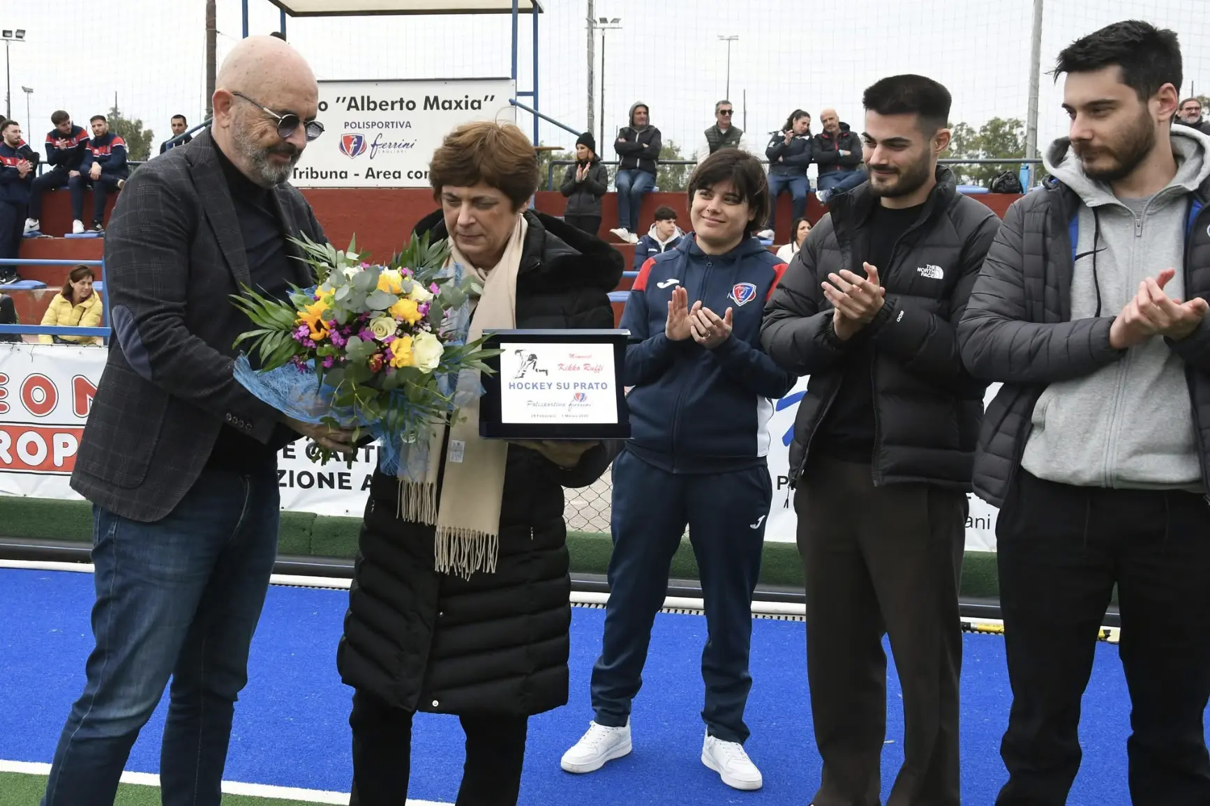 Il presidente della Ferrini Roberto Maxia con la famiglia Ruffi durante la premiazione del Memorial (Foto Giuseppe Meloni)