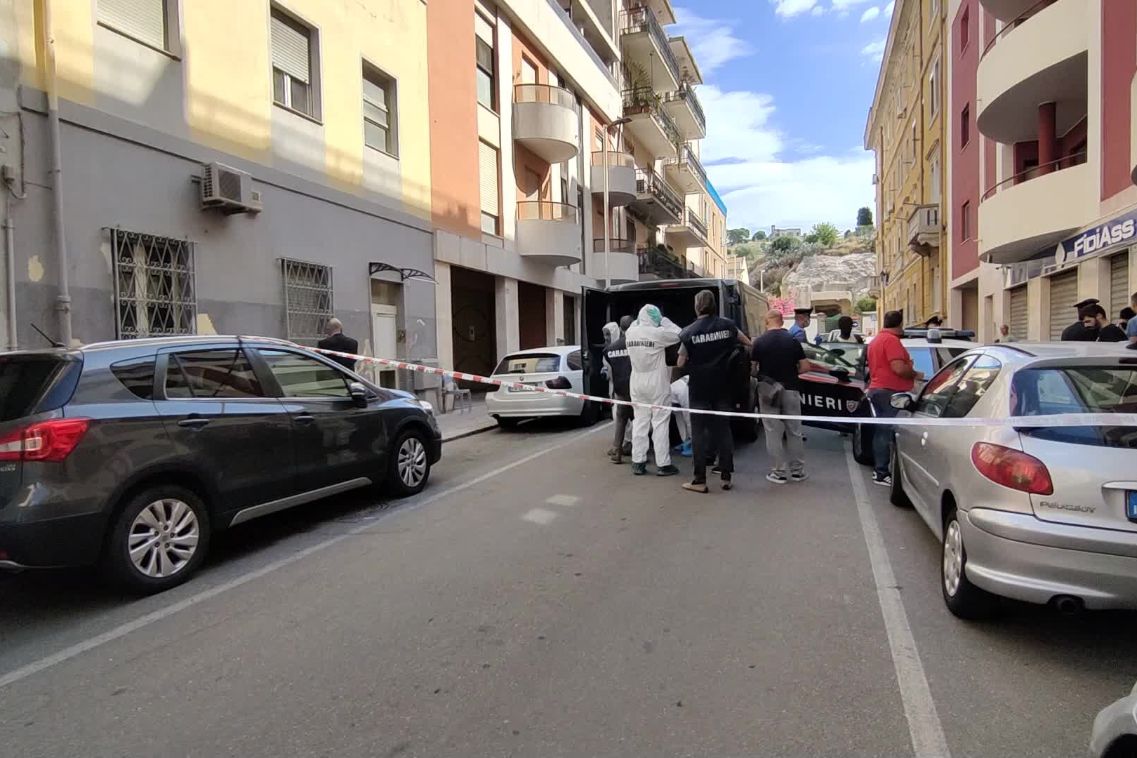 Cagliari: trovato un cadavere in via Temo, le immagini