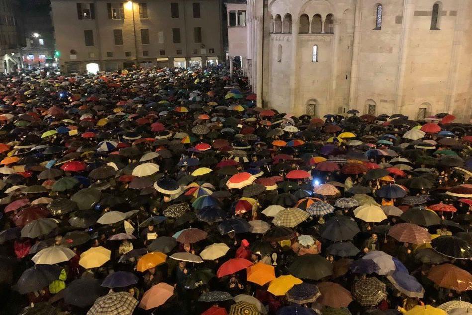 Le &quot;sardine&quot; a Modena contro Salvini: oltre 6mila in piazza