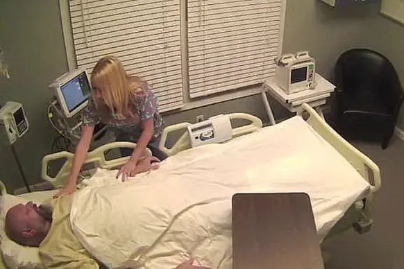 La vittima dello scherzo nella finta camera con la finta infermiera