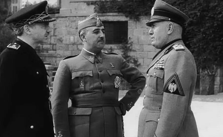 Insieme a Benito Mussolini (archivio L'Unione Sarda)