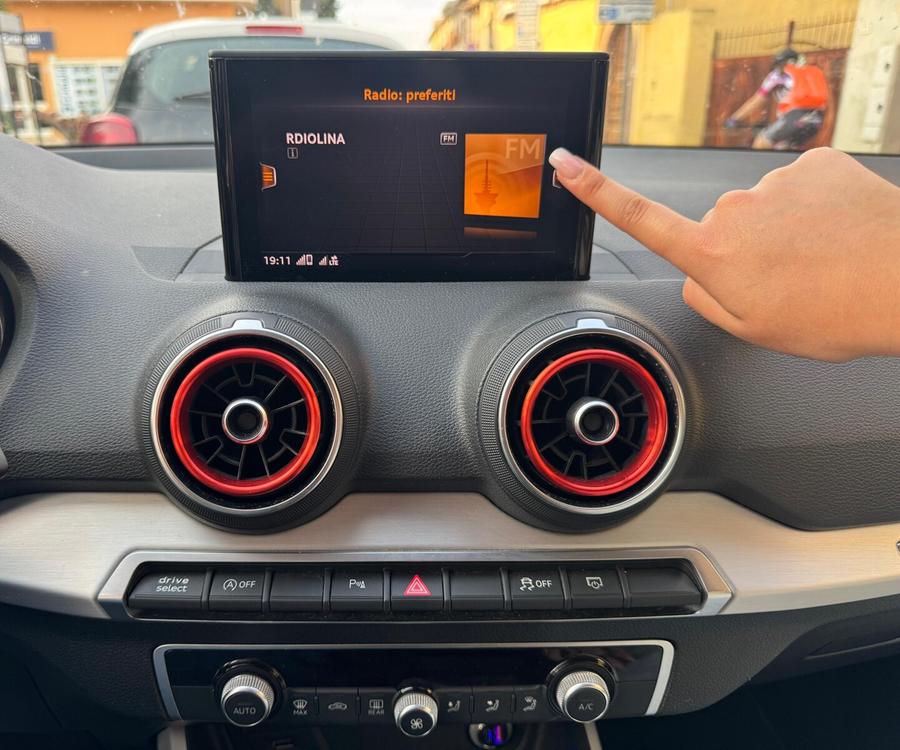 «La radio è libertà: non deve scomparire dai cruscotti delle auto»