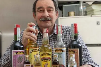 Francesco Murgia con le produzioni della distilleria