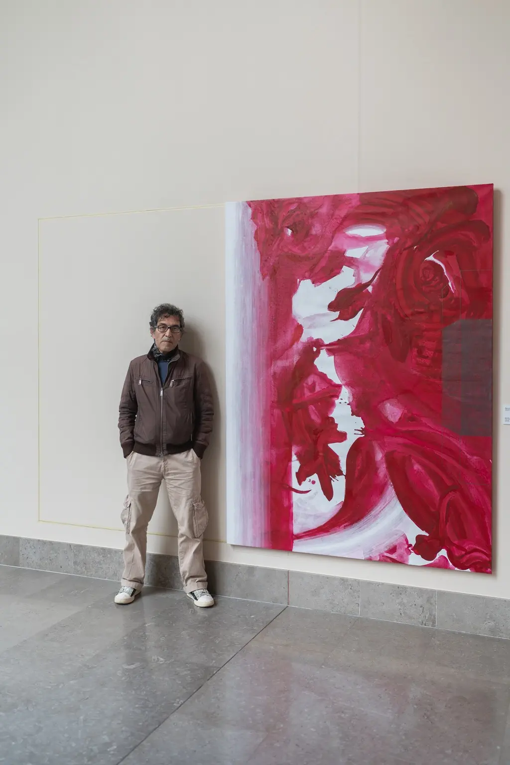 Salvatore Garau di fronte alla sua opera Rossi con scultura e la sua anima (foto di Mariachiara Casale)