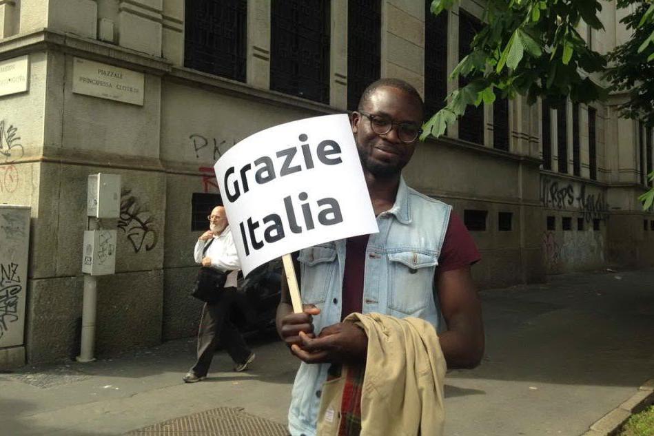 &quot;Insieme senza muri&quot;, migliaia di persone a Milano per l'accoglienza dei migranti