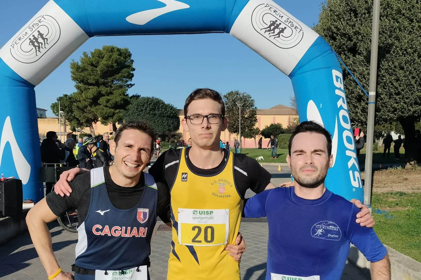 Al centro il vincitore Valerio Caredda, 18 anni, a sinistra il terzo classificato Maurizio Cocco 36 anni a destra il secondo classificato Edoardo Cittadini 26 anni (foto di Mattia Lasio).