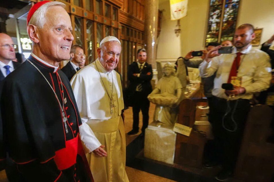Donald Wuerl e Papa Francesco in uno scatto del 2015 (foto Ansa)