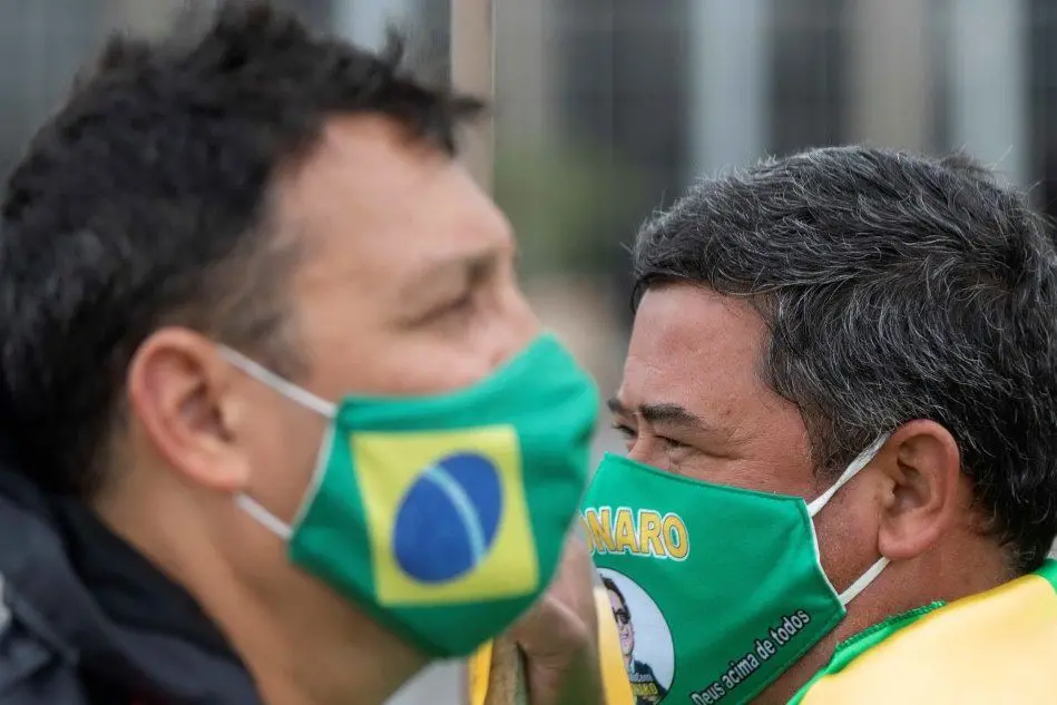 Brasiliani a una manifestazione in supporto del presidente Bolsonaro (Ansa - Alves)