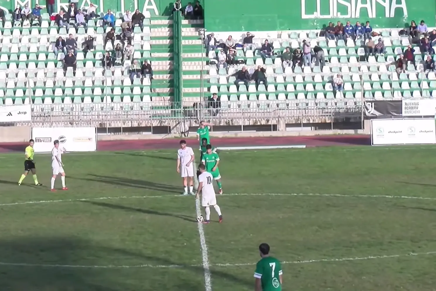 Calcio d'inizio del derby di campionato tra Arzachena e Luogosanto (foto Ilenia Giagnoni)