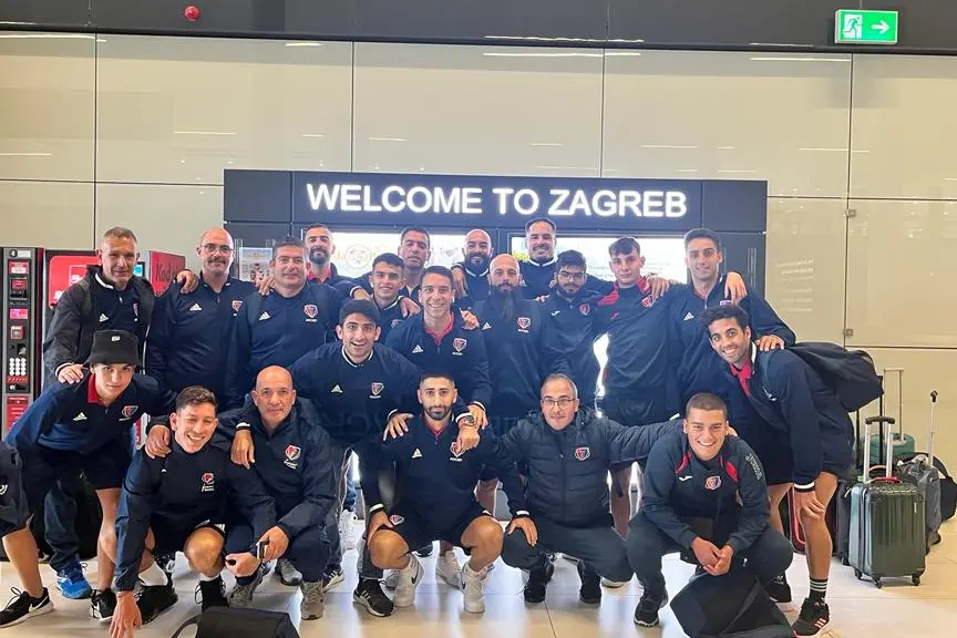 Giocatori e staff della Ferrini all'arrivo all'aeroporto di Zagabria (Foto concessa dalla Polisportiva Ferrini)
