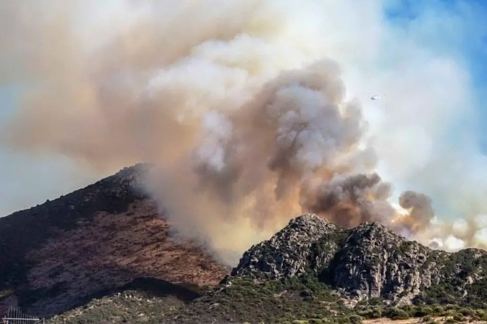 L'incendio a Carbonia (foto Instagram-Andrea Di Pasquale)