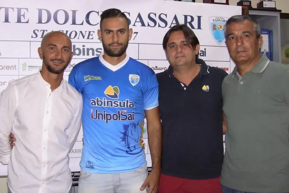 Da sinistra: il ds Colombino, la punta Virdis, il vice presidente Pinna e il presidente Fresu